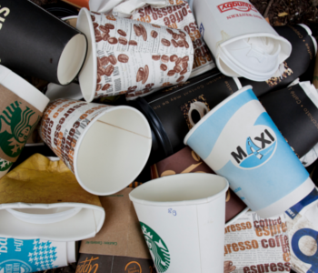 Viele Kaffee·becher im Müll
