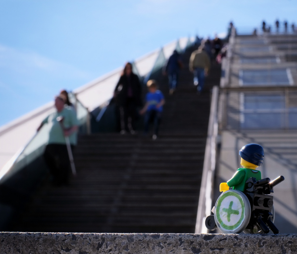 Rollstuhl vor Treppe