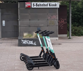 E-Scooter stehen am Bahnhof