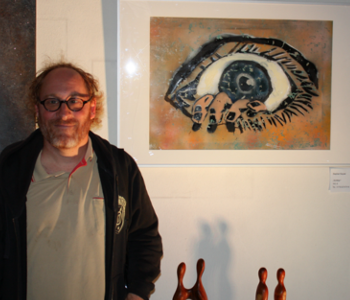 Künstler Stephan Kayser neben seinem Bild