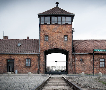 Das Eingangstor von dem Lager in Auschwitz