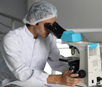 Ein Forscher schaut in ein Mikroskop
