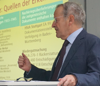 Joachim Maier hält einen Vortrag