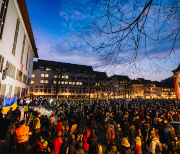 Über 2.000 Menschen waren auf einer Friedensdemo in Heidelberg auf dem Uni-Platz. Sie zeigen Solidarität mit der Ukraine.
