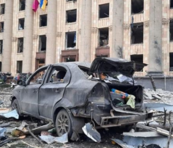 Zerstörtes Auto in der Ukraine, Quelle: Katapult Magazin, State Emergency Service of Ukraine in Kharkiv Oblast