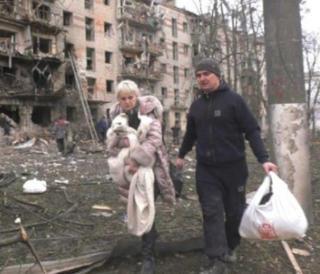 Zerstörte Häuser in der Ukraine und Menschen auf der Fluche, Quelle: Katapult Magazin, State Emergency Service of Ukraine in Kharkiv Oblast