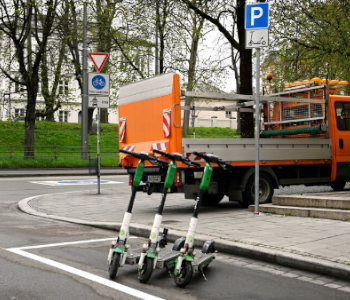 Das Foto zeigt eine Abstellfläche für E-Roller in Augsburg.
