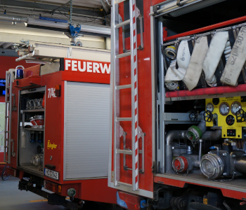 Auf dem Foto ist ein Feuerwehrschlauch in einem Feuerwehrauto zu sehen.