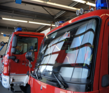 Auf dem Foto sind zwei Feuerwehrautos zu sehen.