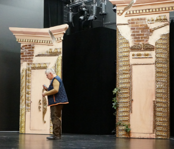 Foto von einer Probe auf der Bühne.