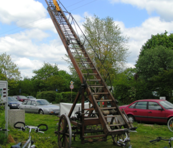 Das Foto zeigt eine alte Holzleiter.