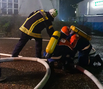 Auf dem Foto übt die Jugendfeuerwehr.