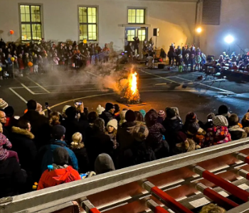 Das Foto zeigt das Feuer beim Martinsumzug