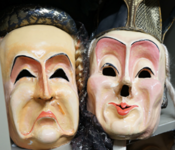 Foto von zwei Masken.