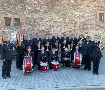Das Foto zeigt die Musigruppe der Feuerwehr in Kirchheim.