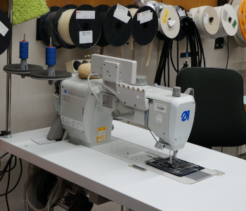 Foto von einer Nähmaschine aus der Schneiderei.