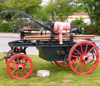 Das Foto zeigt einen alten Wagen mit Wasserpumpe.