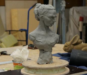 Foto von einer Skulptur.