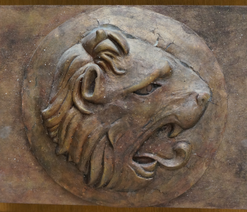 Ein Stein aus Styropor - sieht ehct aus.